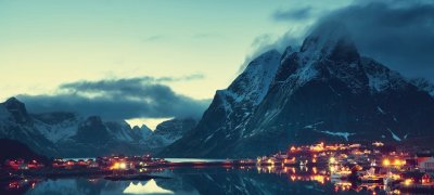 Fjord norvégien de nuit