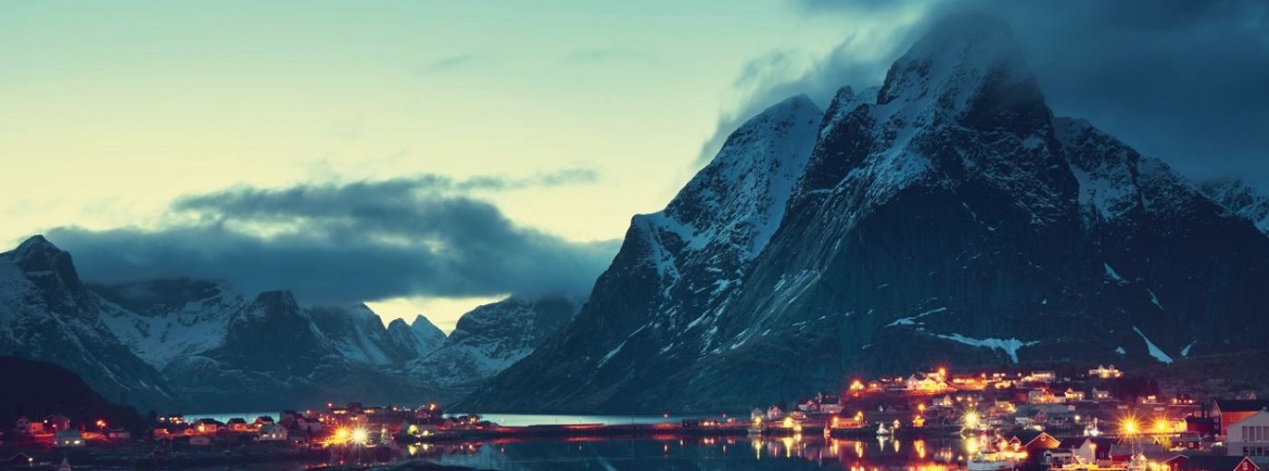 Fjord norvégien de nuit